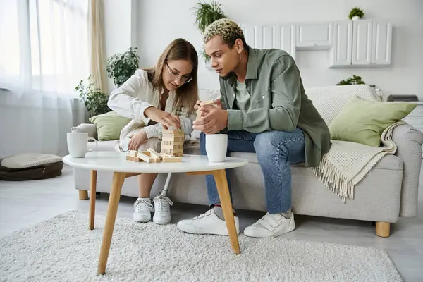 Deux amis engagés dans un jeu amusant à l'intérieur, partageant rire et connexion. — Photo de stock