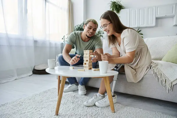 Joyful friends engage in a friendly game while sipping beverages. — Stock Photo