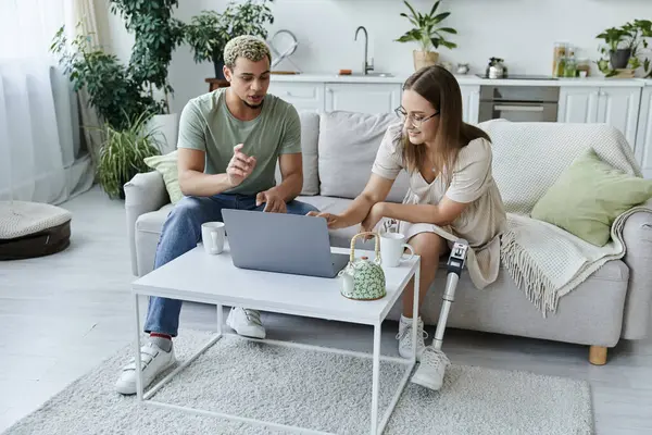 Friends engage in a lively conversation over a laptop in a homely atmosphere. — Stock Photo