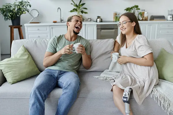 Dois amigos desfrutando de café e risos em um espaço acolhedor e convidativo. — Fotografia de Stock