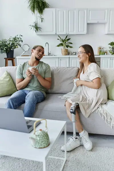 Two friends enjoy a joyful conversation in a warm, inviting space. — Stock Photo