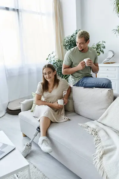 Freunde genießen einander bei Getränken in einem einladenden Raum. — Stockfoto