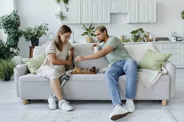 Ein freundschaftliches Beisammensein, während zwei Freunde in einem hellen Wohnzimmer gemeinsam Schach spielen. — Stockfoto