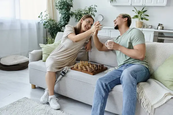 Deux amis s'engagent dans une interaction ludique tout en jouant aux échecs ensemble. — Photo de stock