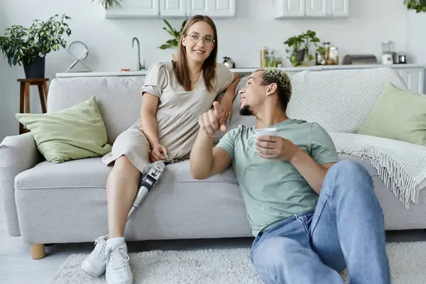 Friends share laughter and conversation in a warm, inviting living space. — Stock Photo