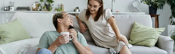 Ein freudiger Moment unter Freunden bei Kaffee und Lachen. — Stockfoto