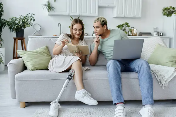 Friends enjoy quality time together, exploring ideas and creativity in a bright space. — Stock Photo