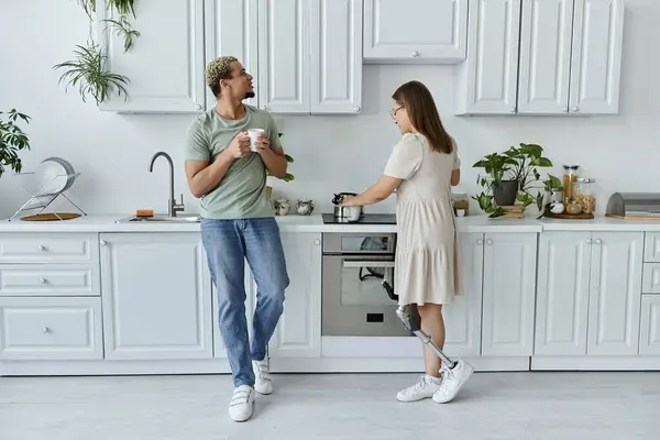 Freunde teilen einen freudigen Moment beim gemeinsamen Kochen in einer gemütlichen Küche. — Stockfoto