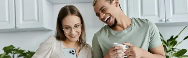 Friends enjoying a lighthearted conversation while sharing a drink. — Stock Photo