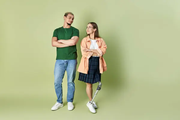 Personne non binaire aime le temps avec leur ami qui a une jambe prothétique. — Photo de stock