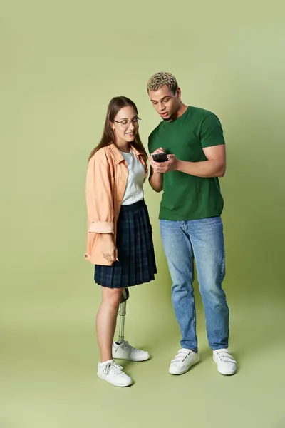 Freunde verbinden und teilen einen freudigen Moment, während sie die Technologie erkunden. — Stockfoto