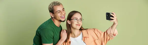 Friends enjoying time together and taking a selfie with smiles on their faces. — Stock Photo