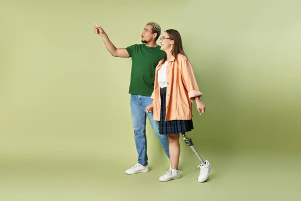 Deux amis partagent le rire et explorent ensemble, pointant quelque chose au loin. — Photo de stock