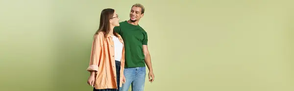 Two friends enjoy each other in a lively environment. — Stock Photo