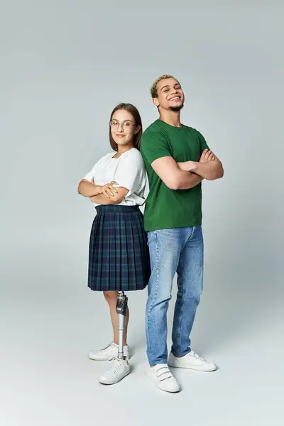 Two friends share a fun moment with confidence and style. — Stock Photo