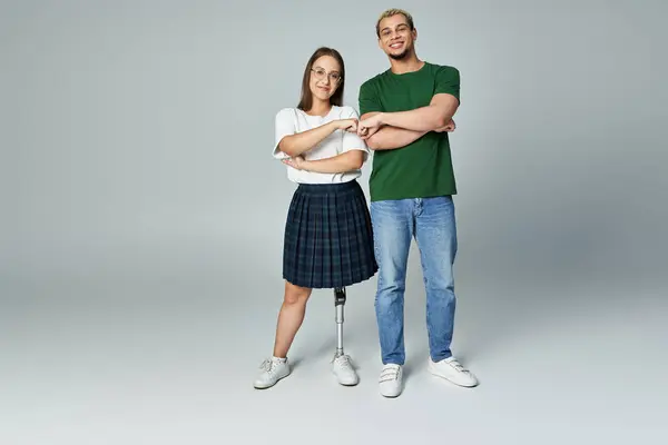 Dos amigos comparten un momento alegre juntos, abrazando sus estilos únicos. - foto de stock