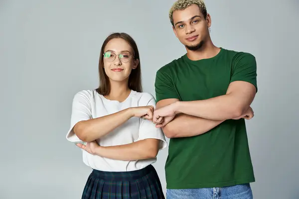 Freunde umarmen sich der Kreativität und genießen gemeinsam einen unterhaltsamen und unterstützenden Moment. — Stockfoto