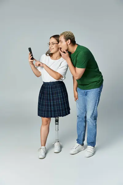 A non binary person enjoys a lighthearted moment with a friend. — Stock Photo