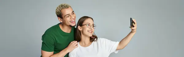 Dos amigos comparten risas y sonrisas mientras capturan un selfie divertido. — Stock Photo