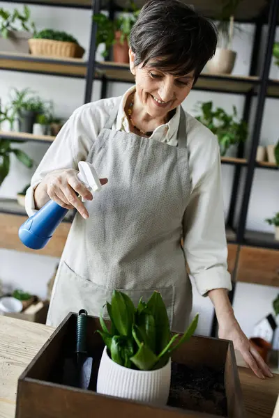 Eine Gärtnerin pflegt ihre Pflanzen liebevoll in einem ruhigen Atelier. — Stockfoto