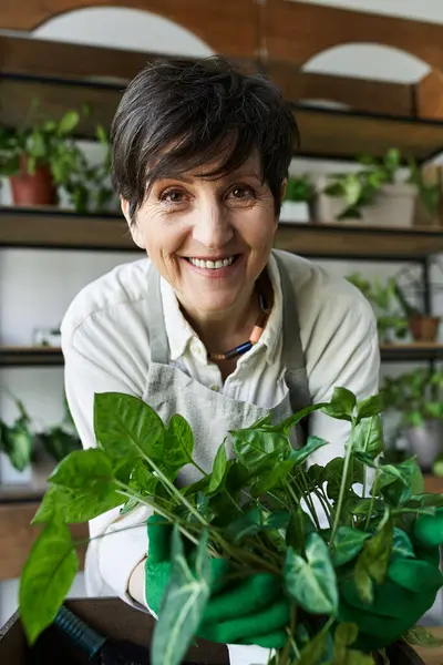 Eine freudige Gärtnerin, die ihre lebendigen Pflanzen mit Sorgfalt und Leidenschaft pflegt. — Stockfoto