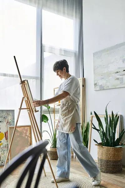 A talented woman passionately creates her artwork in a bright, inspiring studio. — Stock Photo