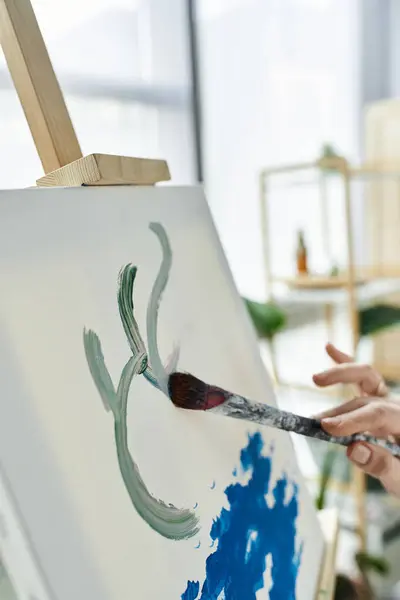 A dedicated artist immerses herself in creativity at her studio. — Stock Photo