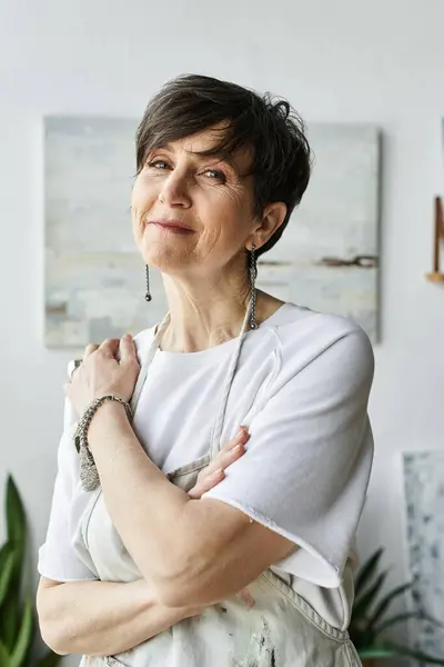 A thoughtful artist enjoys her time in a colorful studio filled with inspiration. — Stock Photo