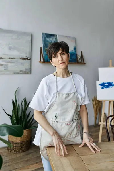 A skilled painter thoughtfully engages in her craft. — Stock Photo