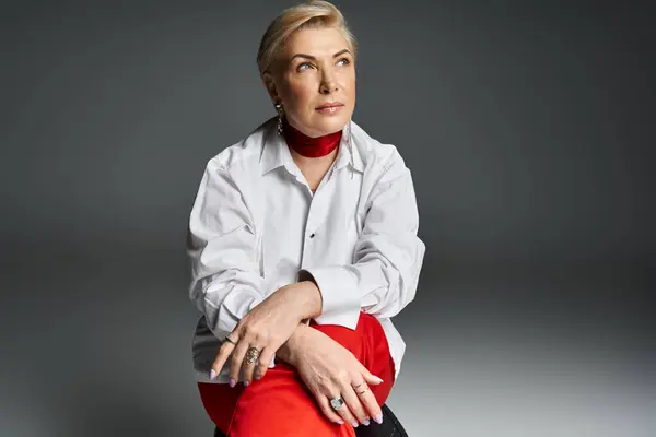 A stylish adult woman exudes confidence in elegant attire, showcasing her unique style. — Stock Photo