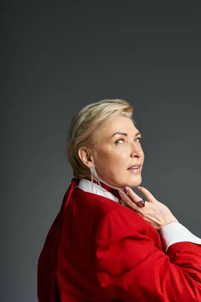 Stylish woman exudes confidence and elegance while posing with flair against a dark backdrop. — Stock Photo