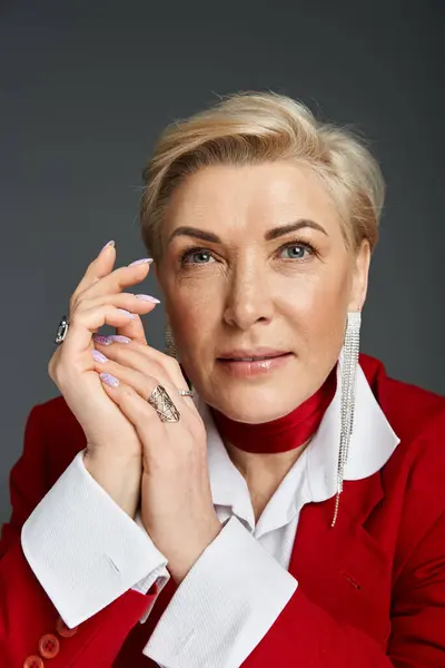 An adult woman dressed in elegant attire poses confidently with a captivating expression. — Stock Photo