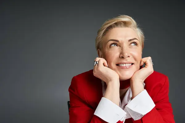 A stylishly dressed woman rests her chin on her hands, exuding confidence and elegance. — Stock Photo