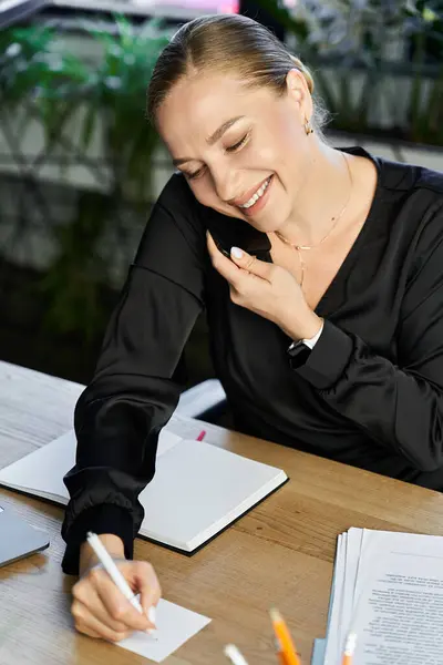 The plus size woman engages in her tasks while speaking on the phone, smiling contentedly. — Stock Photo