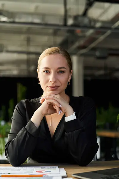 Молода, впевнена та розмірна жінка фокусується на своїй роботі на офісному столі, оточеному зеленню. — Stock Photo