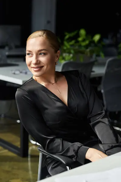 Une jeune femme confiante plus la taille se concentre sur son travail dans un bureau moderne. — Photo de stock