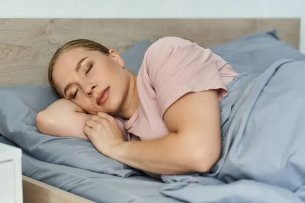 Eine junge schöne Plus-Size-Frau schläft friedlich in ihrem Haus und umarmt Komfort und Ruhe. — Stockfoto