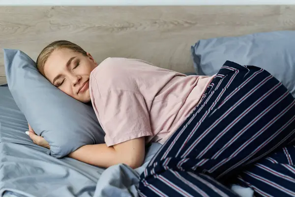 Eine junge schöne Plus-Size-Frau genießt einen ruhigen Moment zu Hause und ruht sich gemütlich im Bett aus. — Stockfoto