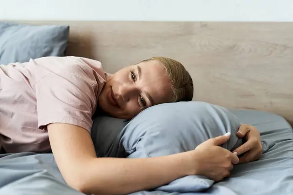 A joyful plus size woman enjoys a moment of comfort in her cozy bedroom, embracing her pillow. — Stock Photo