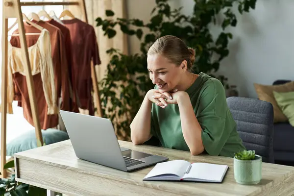 Una donna plus size sorride mentre si impegna in una conversazione virtuale al suo bellissimo spazio di lavoro a casa. — Foto stock