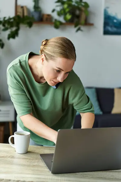 Eine junge, schöne Plus-Size-Frau arbeitet zu Hause intensiv an ihrem Laptop. — Stockfoto