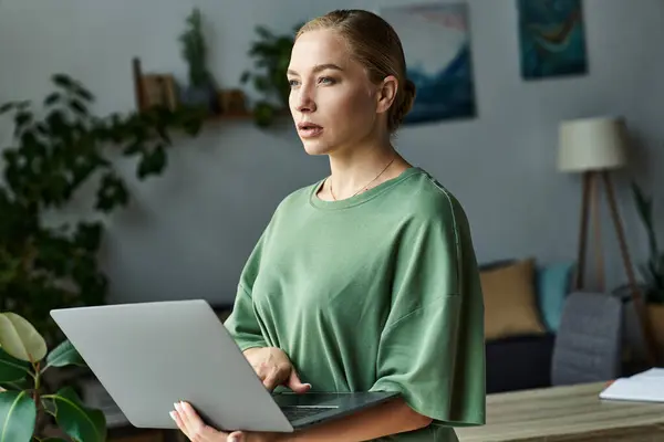A confident plus size woman engages with her laptop in a relaxed home atmosphere. — Stock Photo