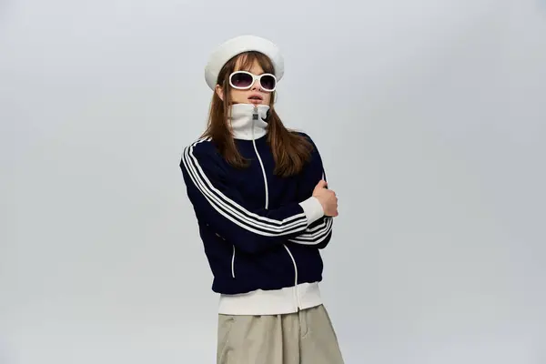 Un jeune homme met en valeur son style unique avec une tenue tendance et des accessoires saisissants. — Photo de stock