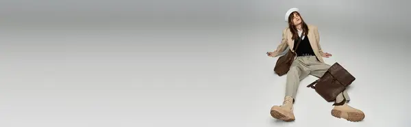 A young, fashionable guy poses confidently in trendy attire, expressing his unique style. — Stock Photo