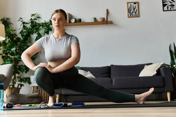 A sportive woman stretches in her living room, embodying passion for fitness and healthy living. — Stock Photo