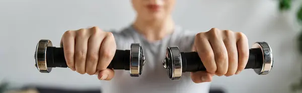 Una joven dedicada se dedica a un entrenamiento en casa mientras muestra su estilo de vida activo y sus objetivos de acondicionamiento físico. — Stock Photo