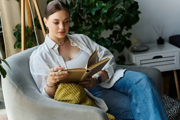 A young woman enjoys reading a book in her comfortable home setting, surrounded by greenery and tranquility. — Stock Photo