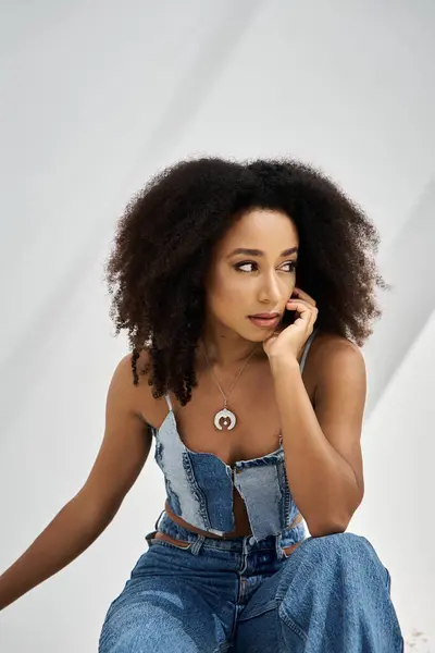 Una joven afroamericana con estilo exhibe su atuendo de moda en un ambiente elegante. - foto de stock