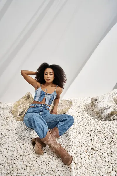 A stylish young woman shows off her unique look in a serene setting. — Stock Photo