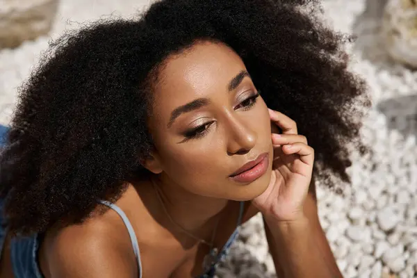 Una giovane donna afroamericana si rilassa pensieroso, mostrando il suo stile chic e la bellezza. — Foto stock